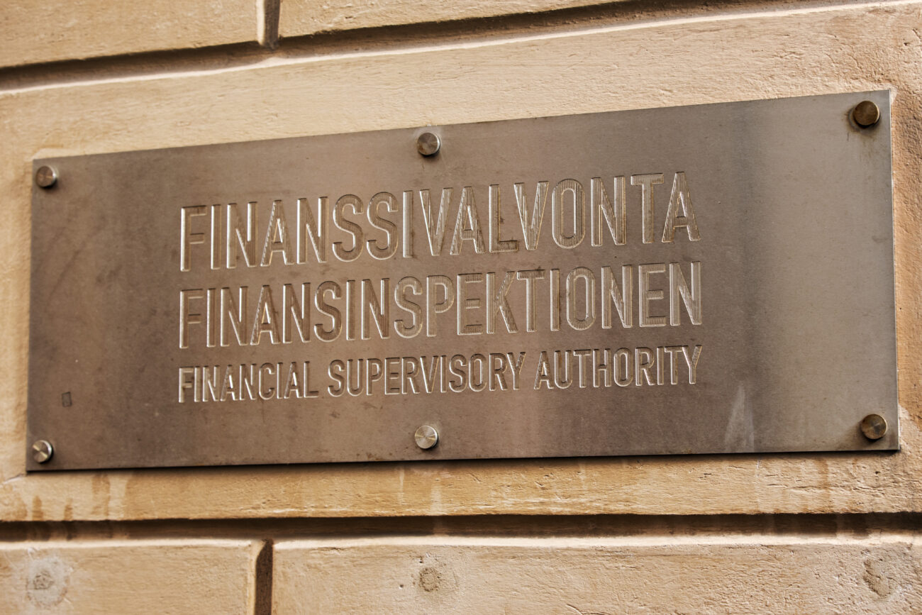 Finanssivalvonnan kyltti, teksti suomeksi, ruotsiksi ja englanniksi.