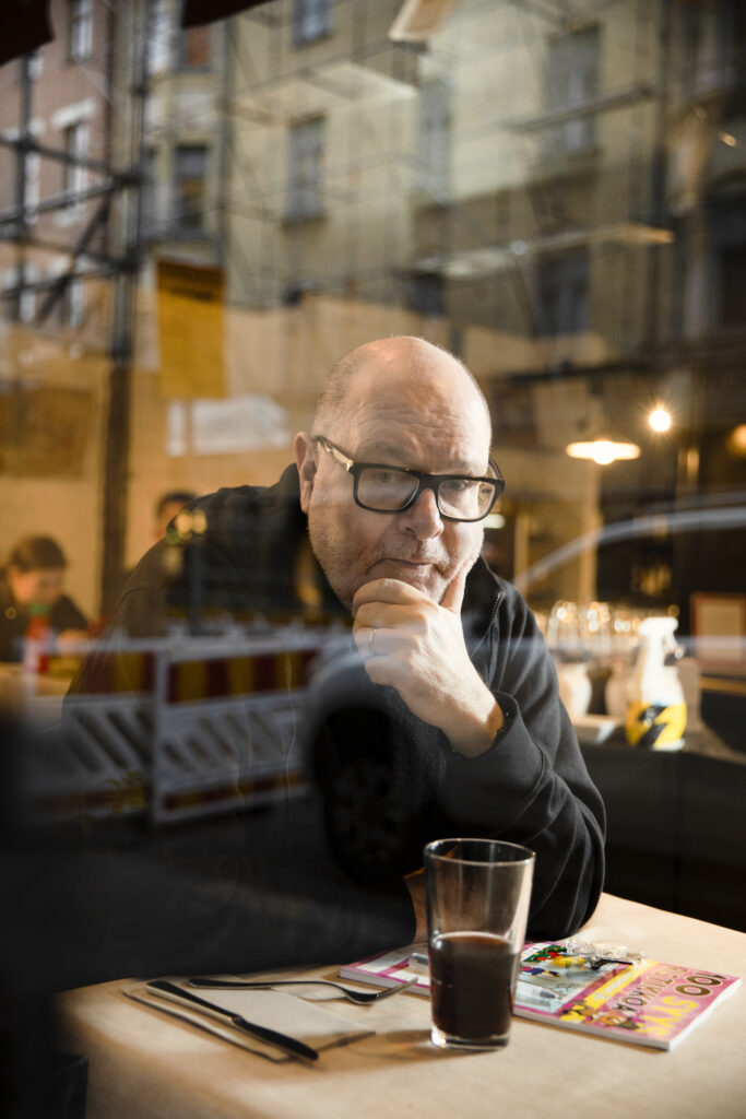 Toimittaja Ruben Stiller täyttää sanaristikkoa.